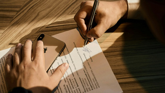 Franchisor and franchisee signing a Virginia franchise agreement